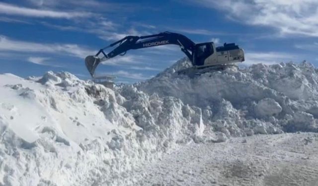 Şırnak'ta ekiplerin kar mesaisi sürüyor