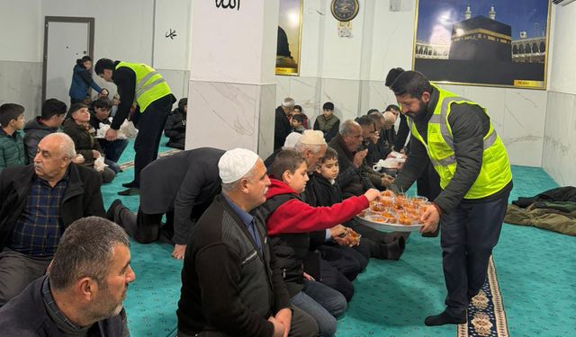 Umut Kervanı'ndan Batman'da cami cemaatine ikram