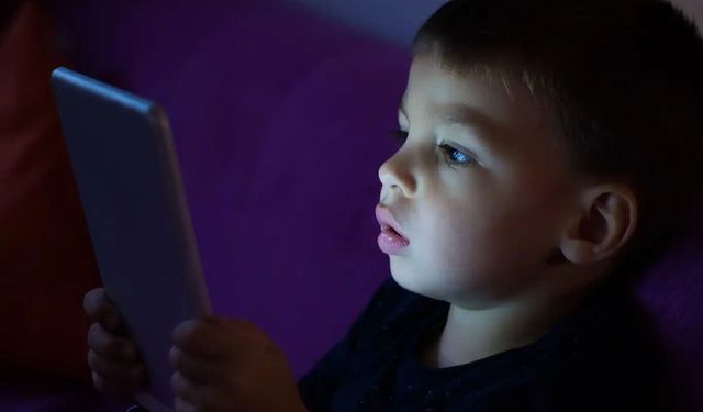 Uzun süre ekrana bakmak miyop hastalığını artırıyor