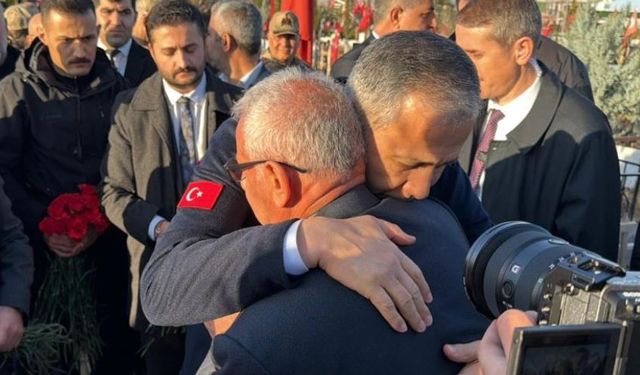 Yerlikaya’dan Adıyaman’da deprem şehitliğine ziyaret