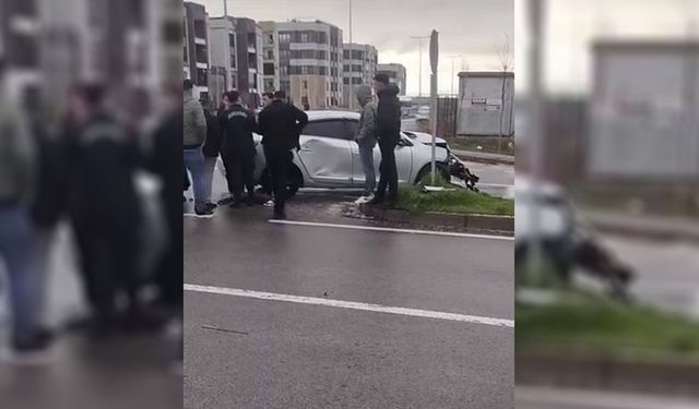 Diyarbakır'da trafik kazası: Araç refüje çarparak durabildi