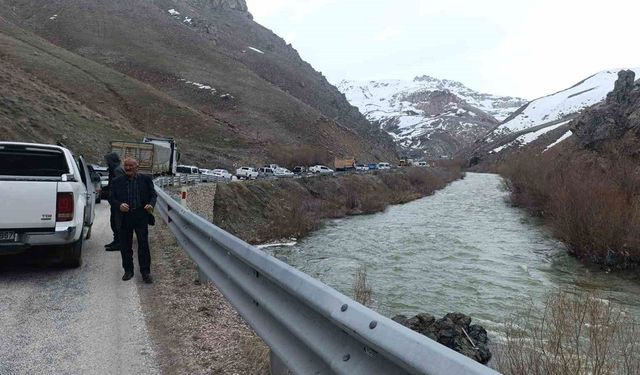 Yüksekova-Van kara yolunda heyelan ulaşımı aksattı