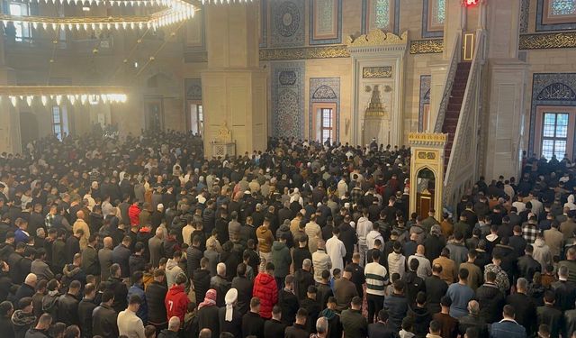 Adana'da Müslümanlar bayram namazı için saf tuttu