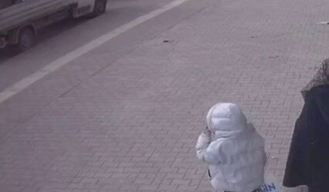 Açılan araç kapısı kazaya neden oldu