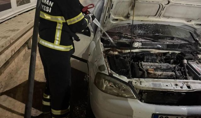 Adıyaman'da seyir halindeki otomobil alev aldı