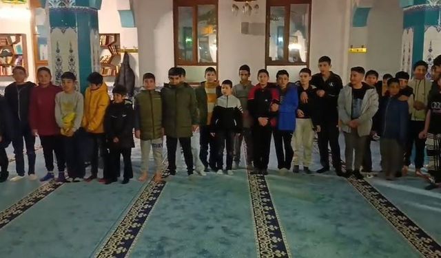 Çocuklar camide 'Kabe'de hacılar hu der Allah' ilahisini seslendirdi