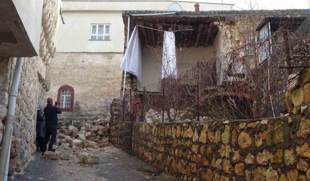Gercüş'te sağanak yağışlara dayanamayan ev çöktü