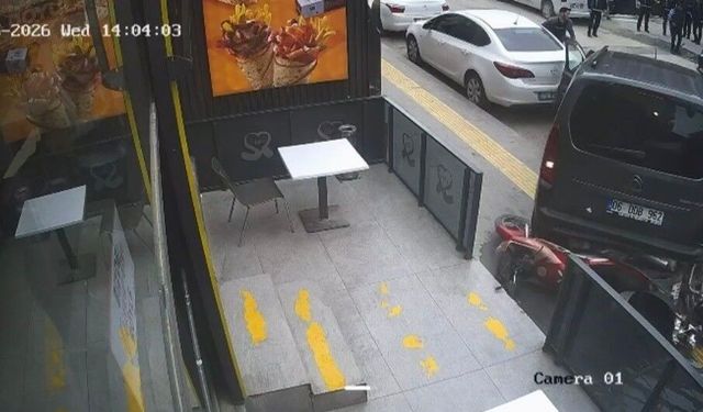 Mardin'de geri manevra yapan araç motosikletlere çarptı