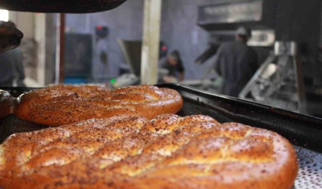 Öğrenciler Ramazanda günlük 7 bin ekmek çıkarıyor