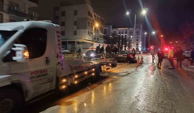 Otomobil alt yapı çukuruna düştü: 1 yaralı