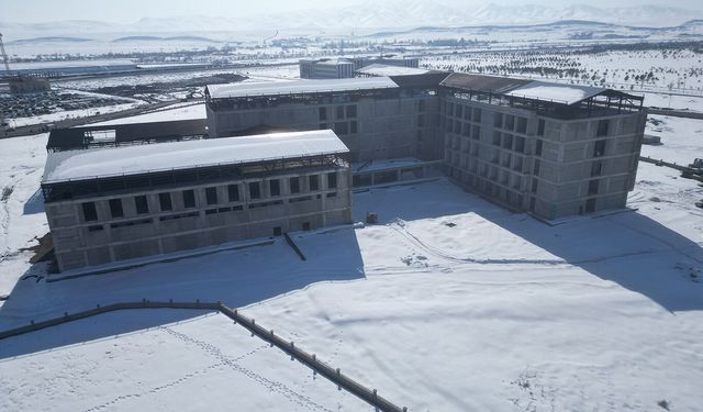 Ağrı'da sismik izolatörlerin kullanıldığı 270 yataklı hastanenin inşası sürüyor