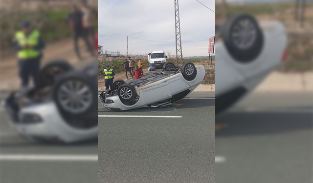Bariyerlere çarpan otomobil takla attı: 2 yaralı