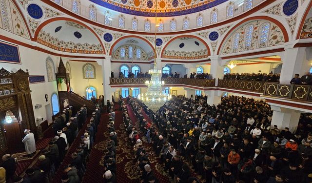 Bayram namazı kılındı: Hutbede Mescid-i Aksa ve mazlum coğrafyalar vurgusu