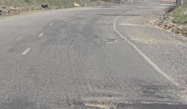 Diyarbakır'da yolda oluşan çukurlar sürücüleri mağdur ediyor