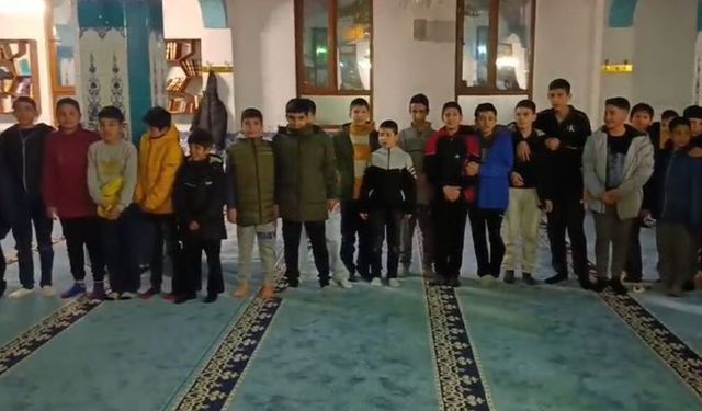 Çocuklar camide "Kabe’de hacılar Hu der Allah" ilahisini seslendirdi