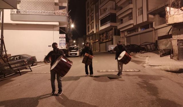 Diyarbakır'da 40 yıldır davul çalarak sahura uyandırıyorlar