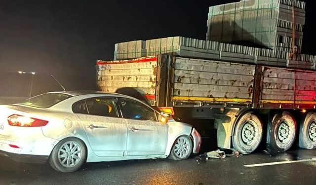 Diyarbakır'da otomobil TIR’a arkadan çarptı: 2 yaralı