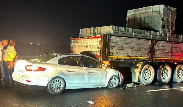 Diyarbakır’da otomobil tıra arkadan çarptı: 2 yaralı