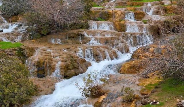 Havadan görüntülenen Emrud Şelalesi göz kamaştırıyor