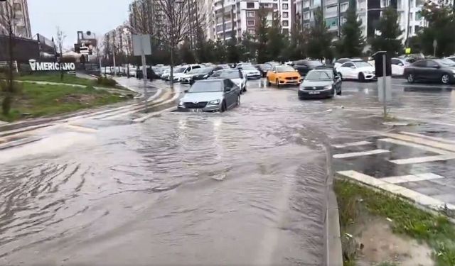 Diyarbakır'da belediyenin övdüğü kavşak ilk yağmurda teslim oldu