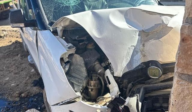 Kaza yapan yakınlarını ziyaretten dönen çift kaza yaptı