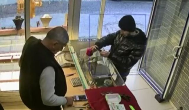 Kuyumcuya müşteri gibi girdi; 60 bin liralık yüzüğü alıp saniyeler içinde kaçtı