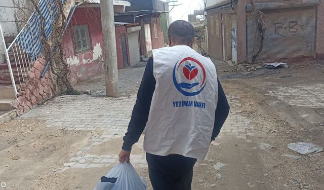 Mardin’de onlarca yetim bayramlık elbiselerle sevindi