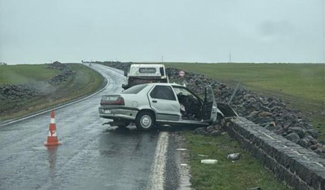 Şanlıurfa'da otomobil köprü duvarına çarptı: 5 yaralı