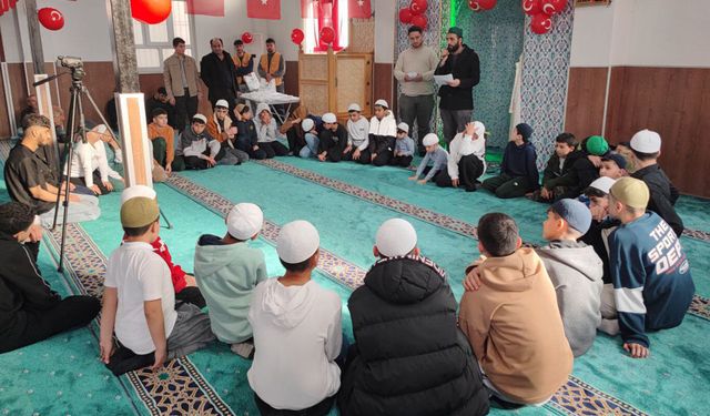 Ramazan'da düzenli camiye giden çocuklar ödüllendirildi