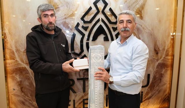 Sabahın ilk ışıklarında hem ibadet hem görev: Temizlik işçilerine anlamlı ödül