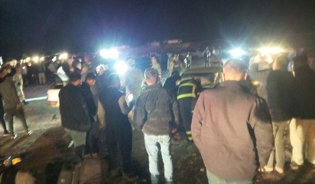 Şanlıurfa'da iki otomobil kafa kafaya çarpıştı: 1 ölü, 8 yaralı