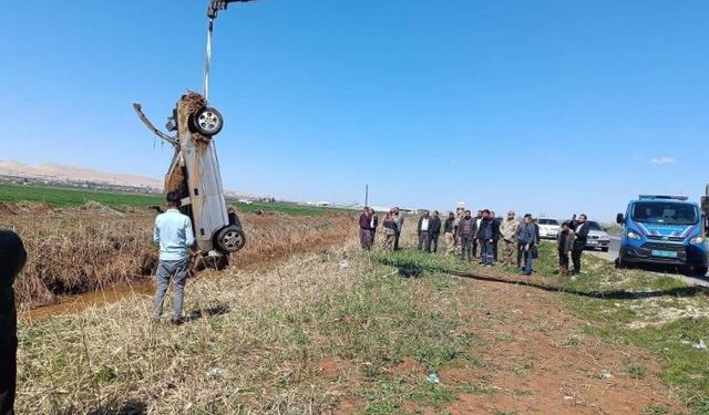 Şanlıurfa'da kanala devrilen otomobilin sürücüsü yaralandı