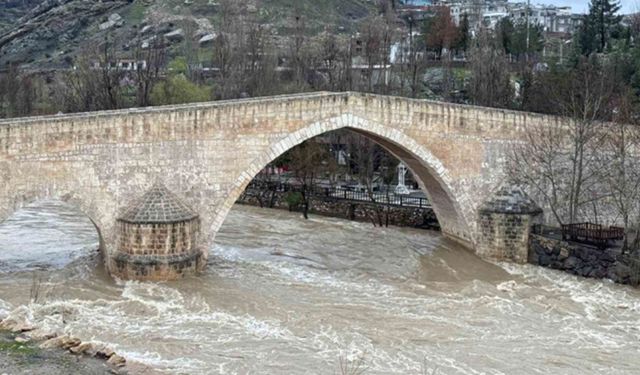 Tarihi köprü etrafında taşkın: Debi rekor seviyeye ulaştı