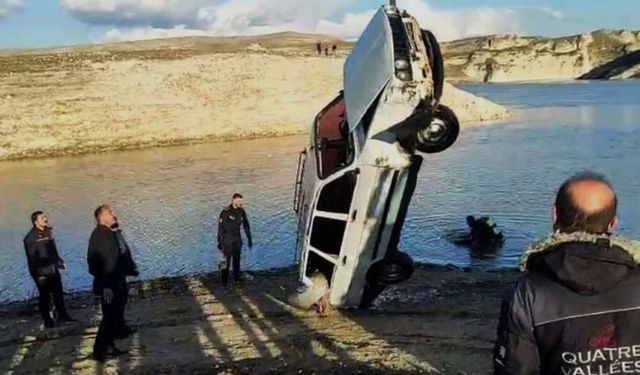 Batman'da nehir kıyısına park edilen araç suya gömüldü
