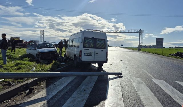 Diyarbakır'da öğrenci servisi ile otomobil çarpıştı: 13 yaralı