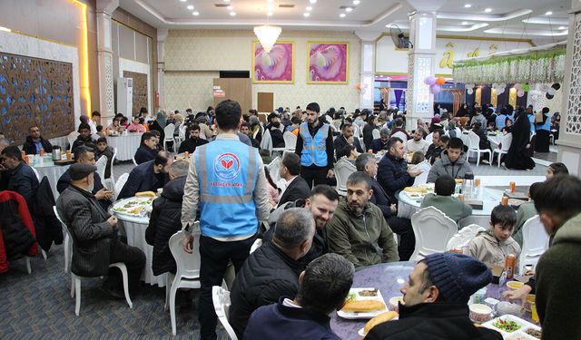 Yetimler Vakfı Gaziantep'te yüzlerce yetime iftar verdi