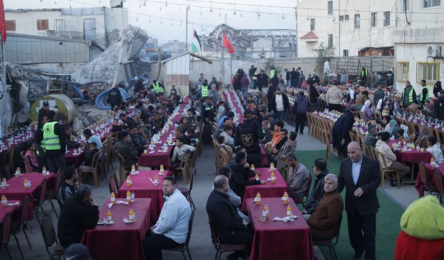 Yetimler Vakfı Gazze'de toplu iftar programı düzenledi