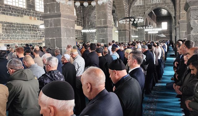 Okul saldırısında vefat edenler için Diyarbakır’da gıyabi cenaze namazı kılındı