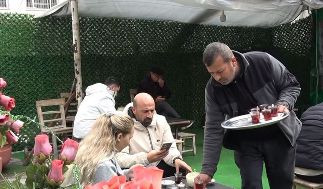 52 yıldır muhabbetle çay demliyor