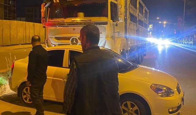 Adıyaman'da kamyon önüne çıkan otomobili sürükledi