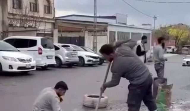 Batman'da esnaf yoldaki çukurları kendi imkanlarıyla kapatıyor
