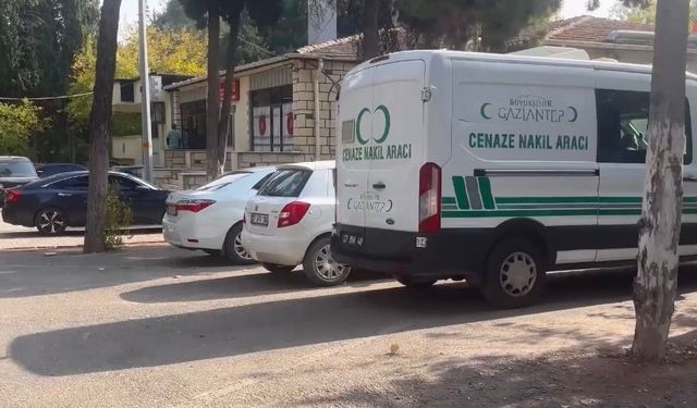 Gaziantep'te otomobil tıra arkadan çarptı