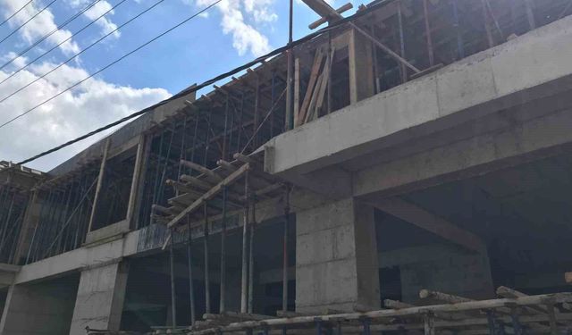 Mardin'de elektrik akımına kapılan inşaat işçisi 3. kattan düşerek ağır yaralandı