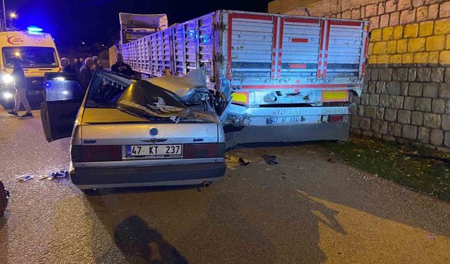 Mardin'de otomobil park halindeki tıra çarptı: 5 yaralı