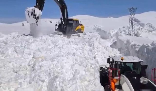 Şırnak'ta ekiplerin kar mesaisi devam ediyor