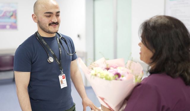 Annesi ile aynı hastanede çalışan hekim oğuldan ebe anneye sürpriz