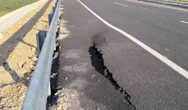 Batman 'da yeni yapılan yolda çatlak ve göçükler oluştu