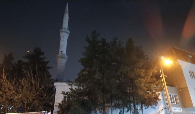 Batman’da cami minaresine yıldırım isabet etti