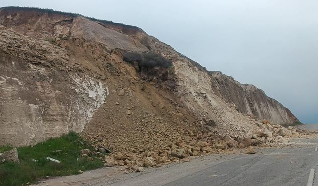 Batman’da heyelan: Üniversite yolu tek şeride düştü