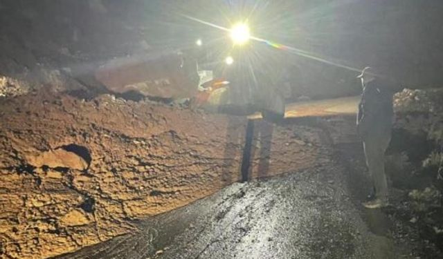 Batman’da heyelan yolu ulaşıma kapattı